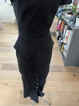 Roland Mouret Galaxy wiggle dress size UK 14 black stripe cottpn/lycra  for rent on The Volte - image 2