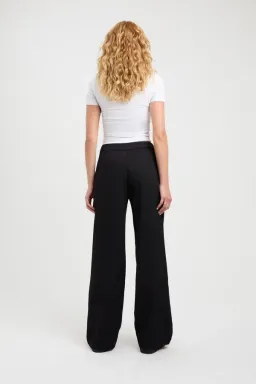 Kookai Oyster Low Rise Pant Black Size 34 / AU 6 for rent on The Volte - image 2