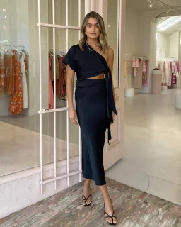 Issy Mona Midi Dress Black Size 10 for rent on The Volte - image 4