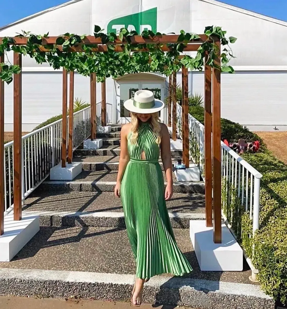 L’Idee Renaissance Gown in Sea Green Size 8 - Image 4