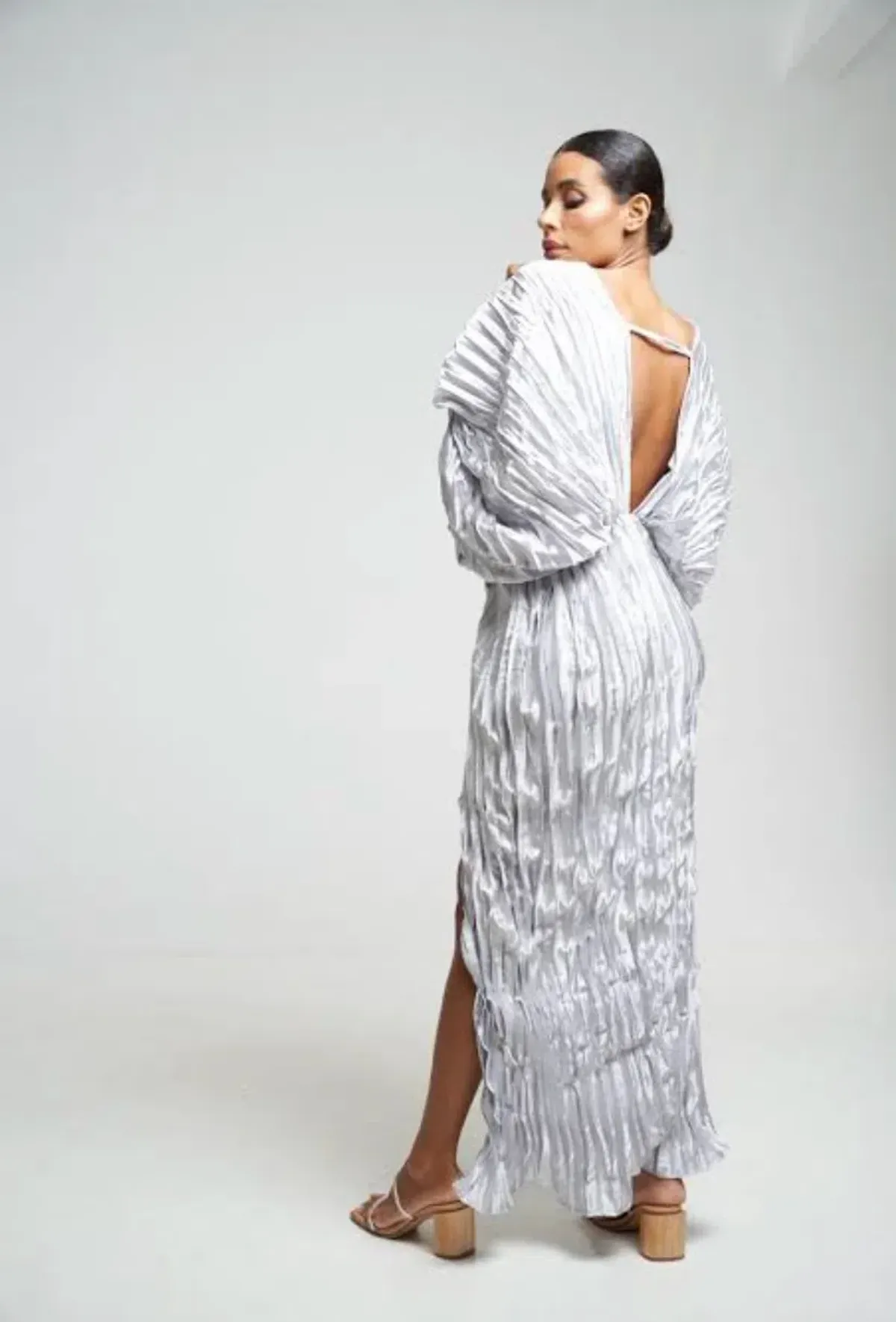 L'idee De Luxe Gown in Metallic Size AU 8 - Image 3