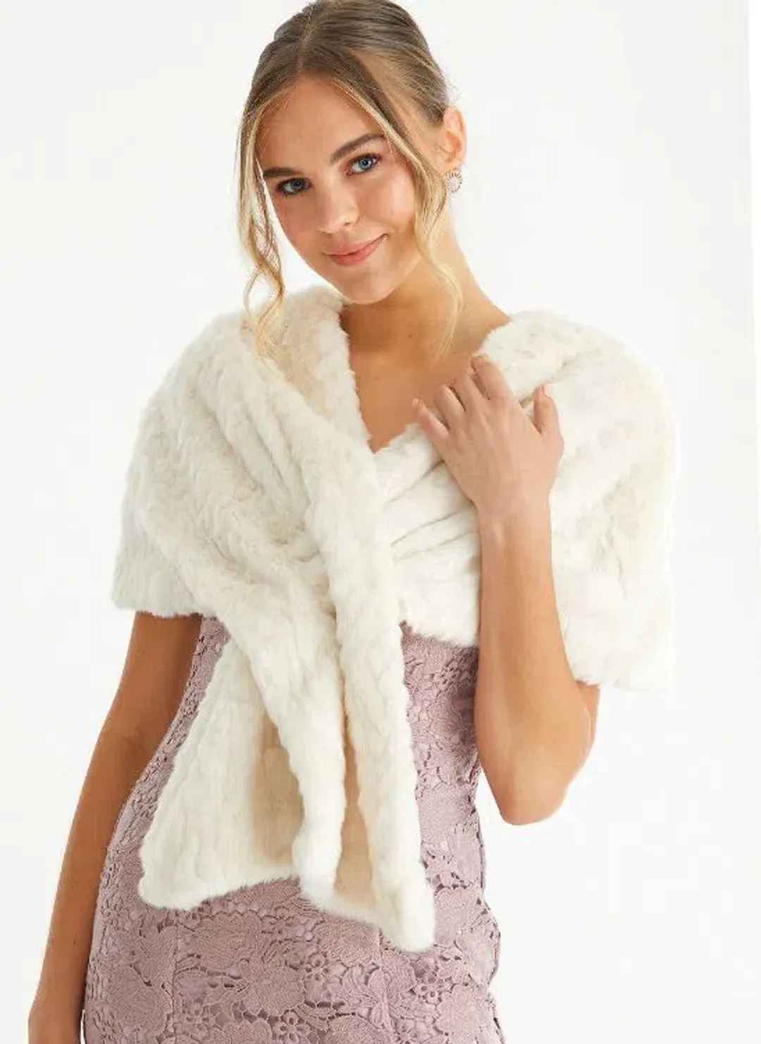 Review Fur Stole Marshmallow for rent on The Volte - main image