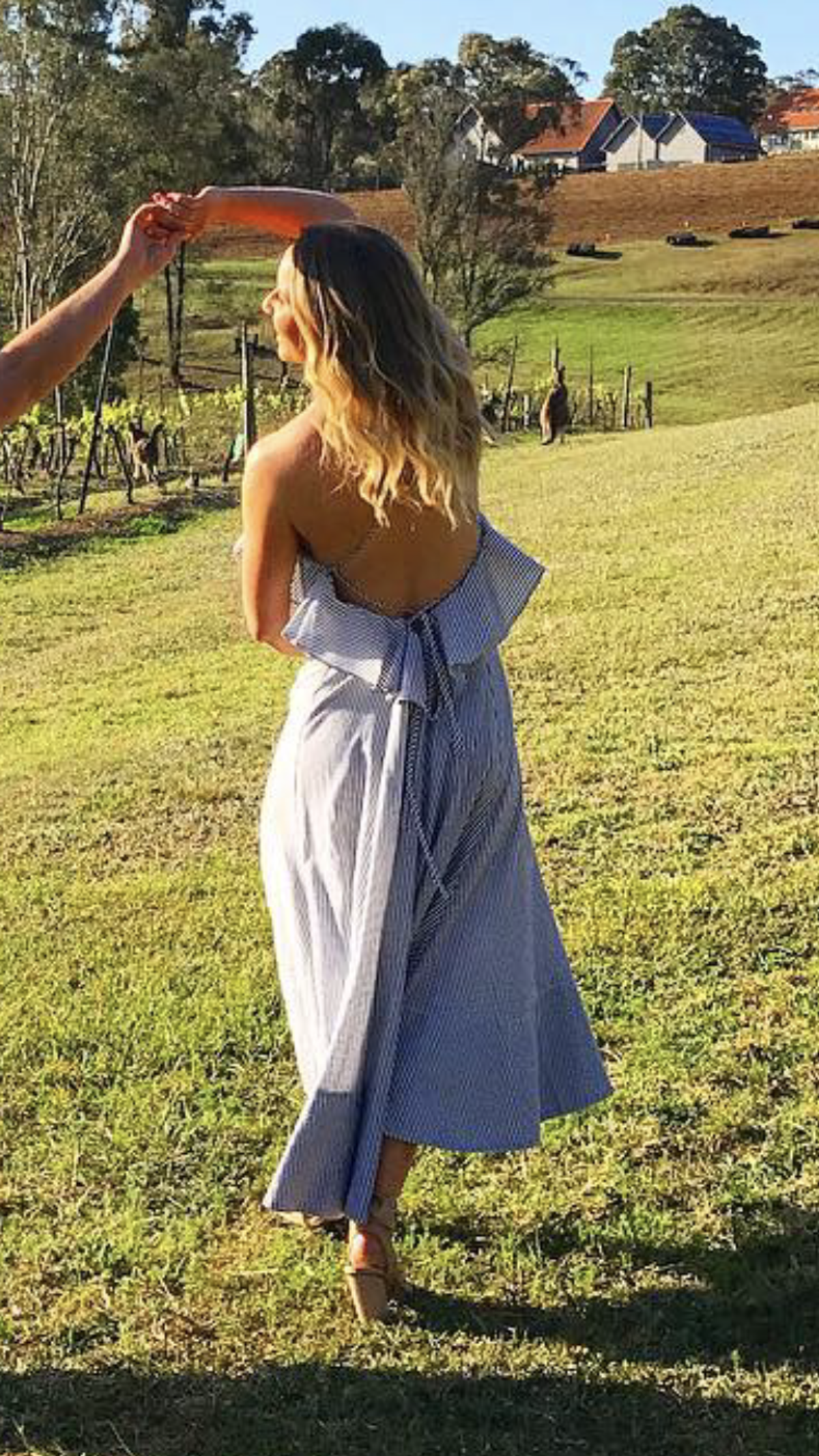 Sabbia ruffle midi dress in charcoal - Image 2