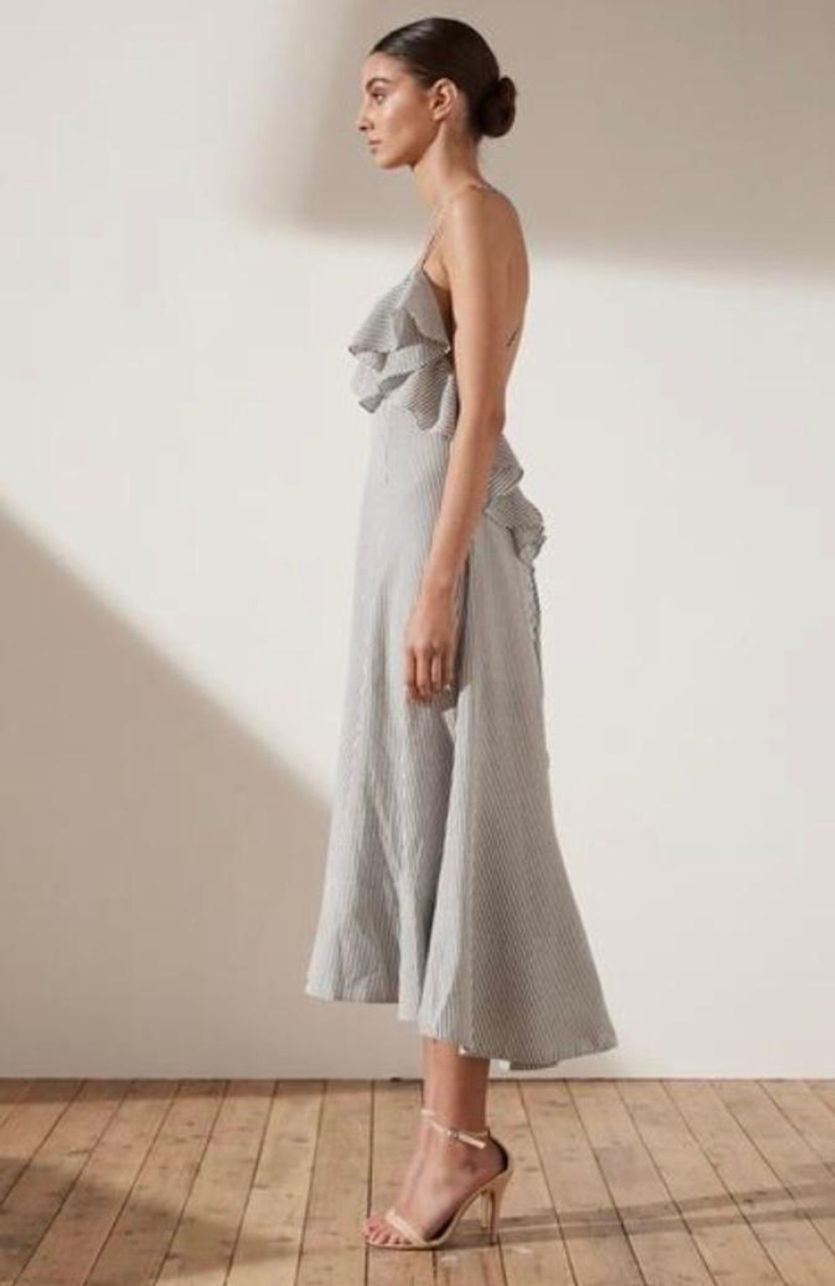 Sabbia ruffle midi dress in charcoal - Image 3
