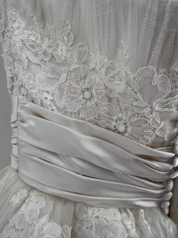 Pronovias Bridal size 10 for rent on The Volte - image 8