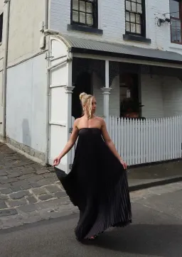 L’idee Faire Gown - Noir - Size 6 for rent on The Volte - image 2