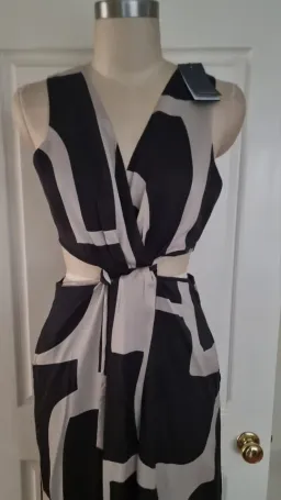 COUNTRY ROAD Print Column Maxi Dress in Stone Geo Print Size 12 - - Black & Stone Golden Brown for rent on The Volte - image 8