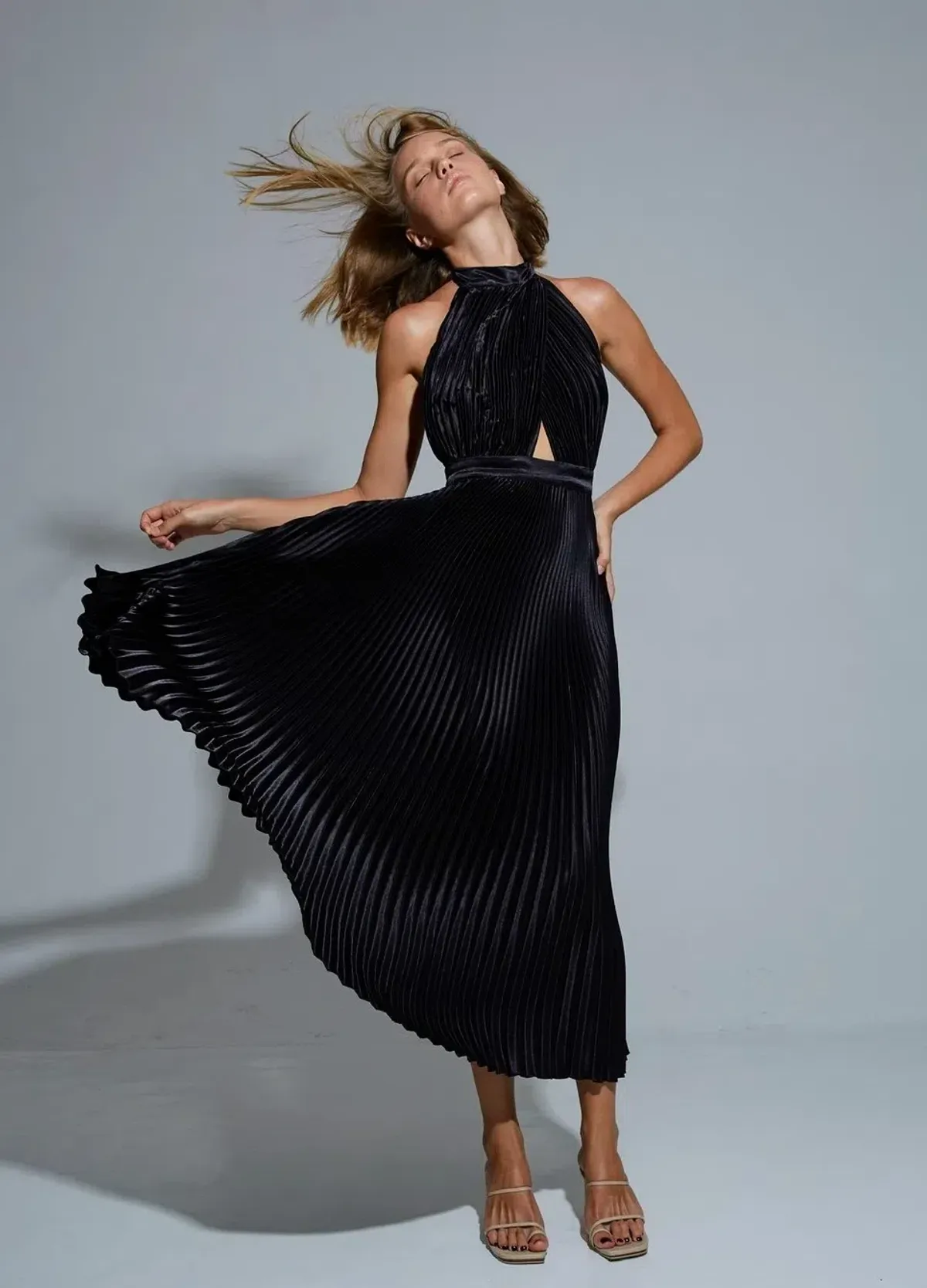 L'Idee Renaissance Gown Noir Size 8 - Image 2