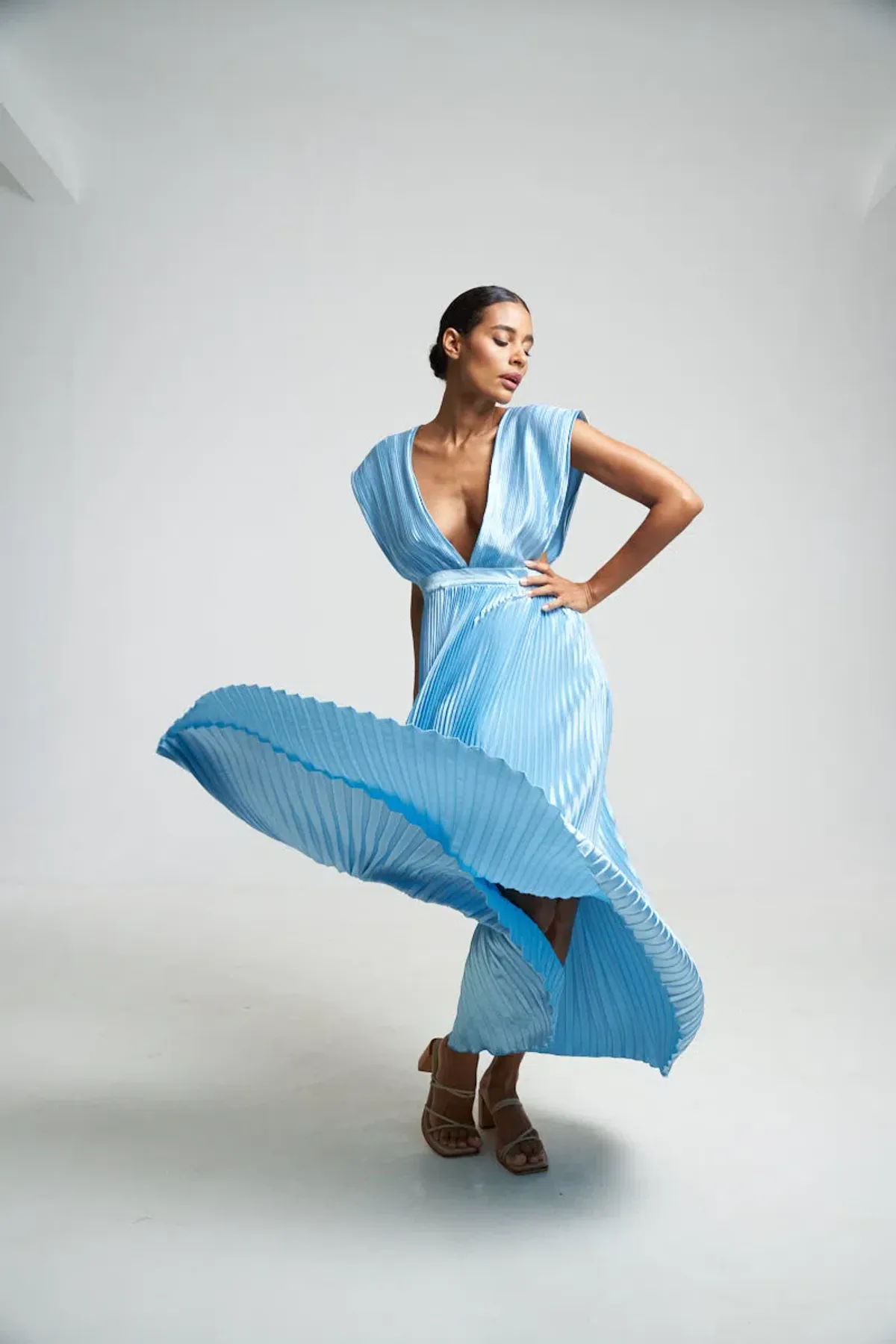 L'Idee Gala Gown in Summer Blue Size 6 - Image 1