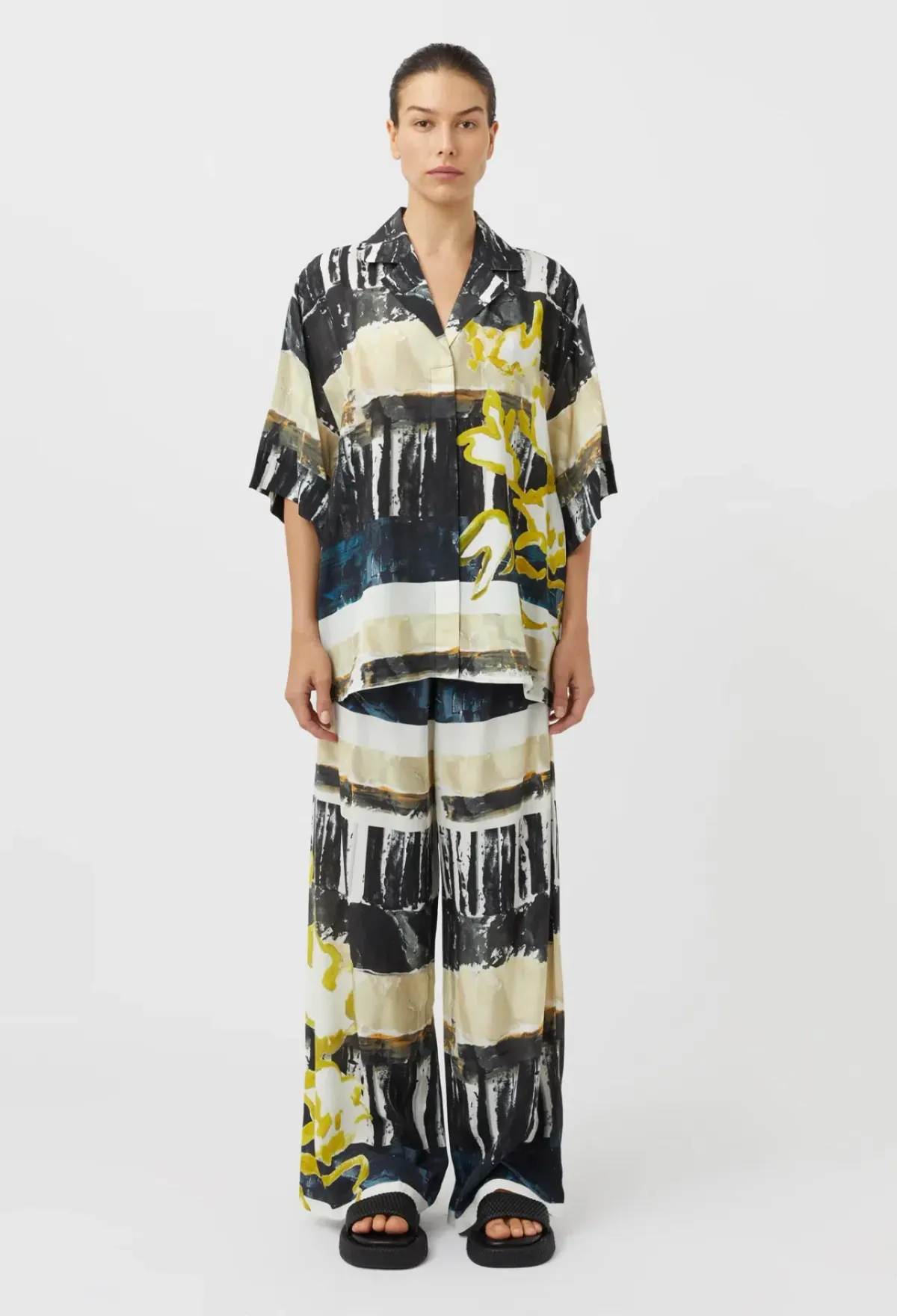 Camilla and Marc Skye Printed Short Sleeve Shirt and Pant Set Size 8 - Image 1
