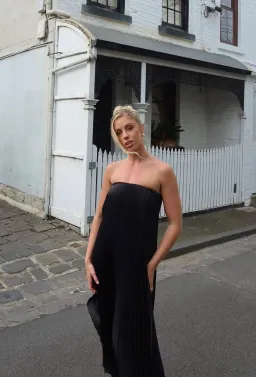 L’idee Faire Gown - Noir - Size 6 for rent on The Volte - image 4