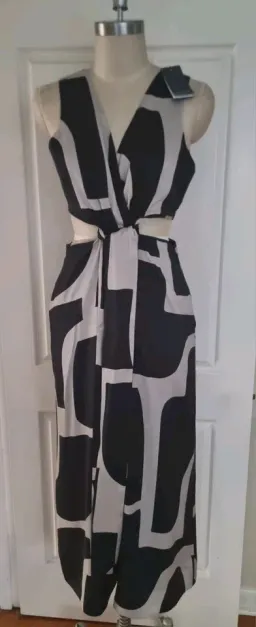 COUNTRY ROAD Print Column Maxi Dress in Stone Geo Print Size 12 - - Black & Stone Golden Brown for rent on The Volte - image 9