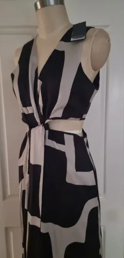 COUNTRY ROAD Print Column Maxi Dress in Stone Geo Print Size 12 - - Black & Stone Golden Brown for rent on The Volte - image 6