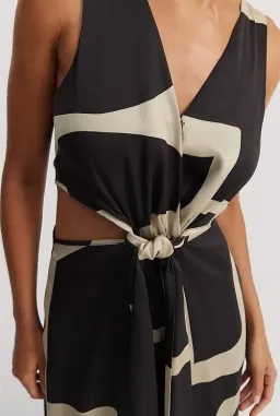 COUNTRY ROAD Print Column Maxi Dress in Stone Geo Print Size 12 - - Black & Stone Golden Brown for rent on The Volte - image 5