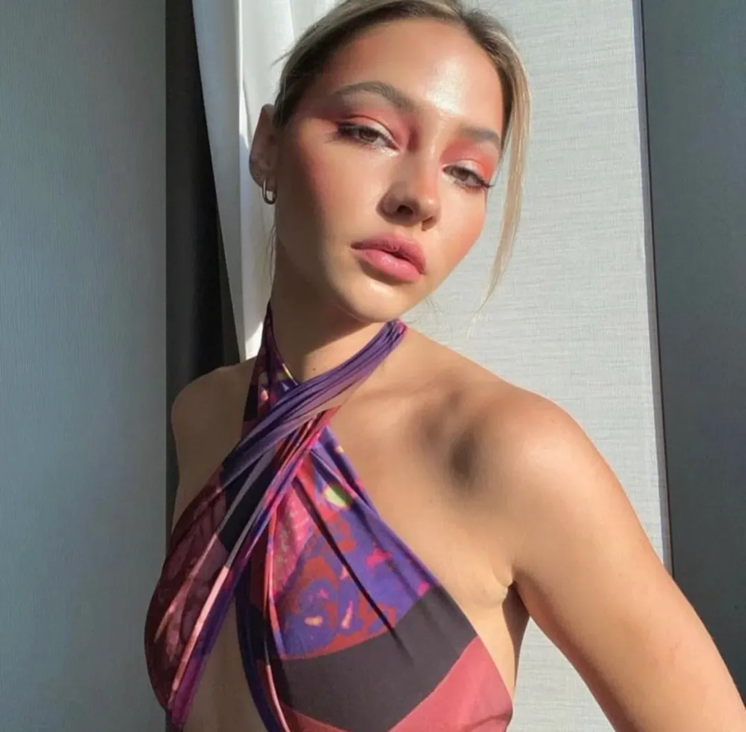 With Jéan Naomi Set Flamboyant Anthurium Size M / AU 10 for rent on The Volte - main image