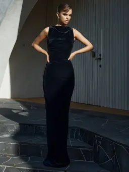 Effie Kats Verona Gown in Black Velvet Size M / AU 10 for rent on The Volte - image 1