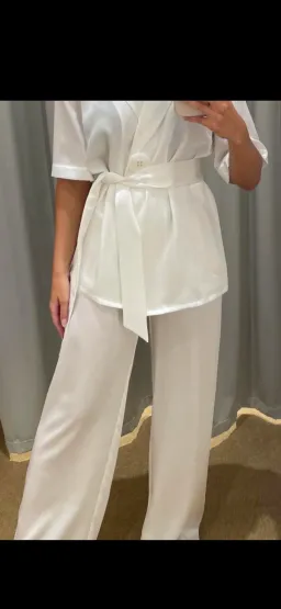 Viktoria and Woods Chorus Set for rent on The Volte - image 3