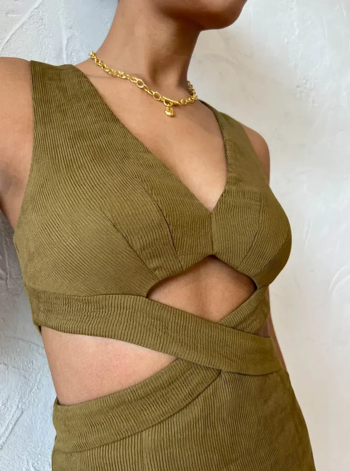 Shona Joy Simone V Neck Cut Out Midi Dress in Cumin Size 10 - Image 2