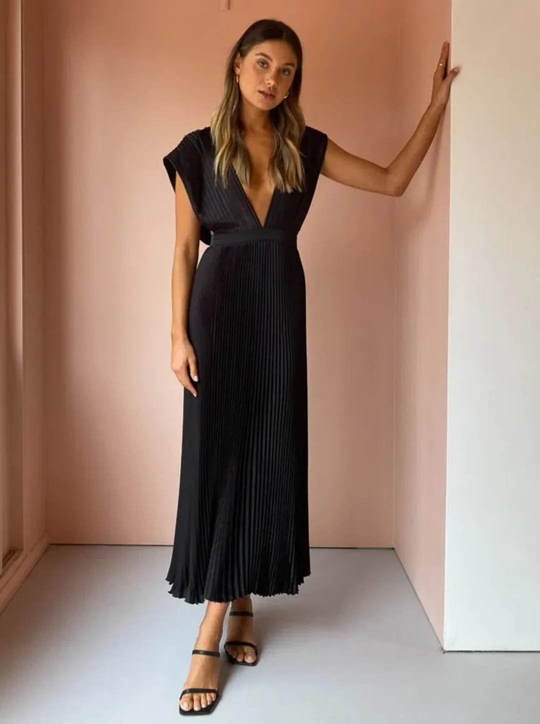 L’Idee Gala Gown in Noir Black Size 8 for rent on The Volte - main image