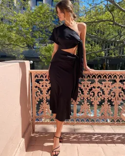 Issy Mona Midi Dress Black Size 10 for rent on The Volte - image 3